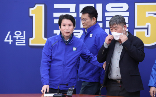 이인영 더불어민주당 원내대표가 6일 서울 여의도 국회에서 한국노총 출신 더불어민주당과 더불어시민당 출마 후보자를 만나기 위해 방문한 김동명 한국노총 위원장에게 자리를 권하고 있다. 연합뉴스